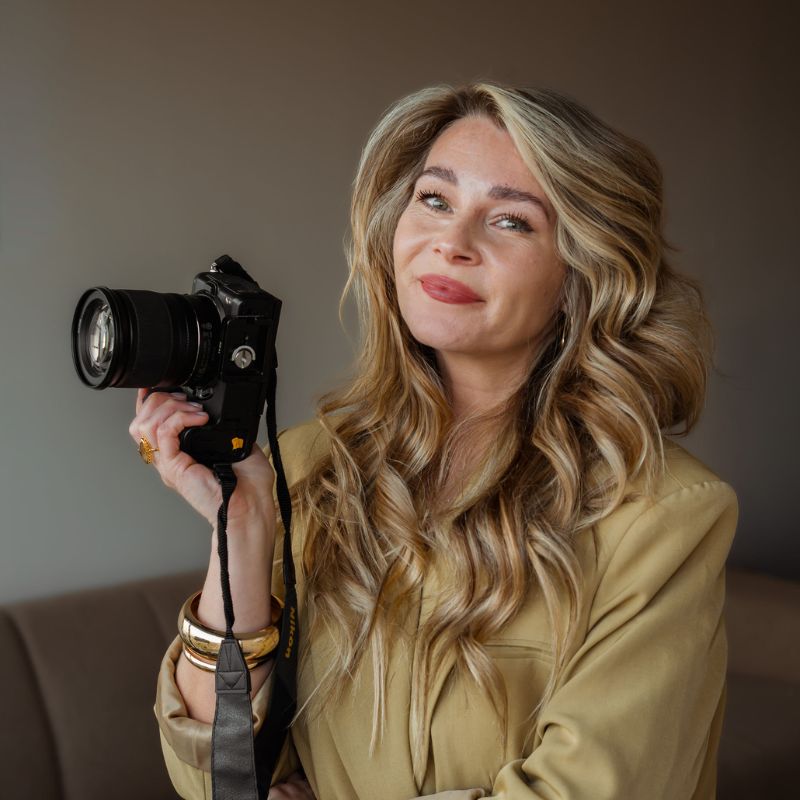 Elise de Jong met camera