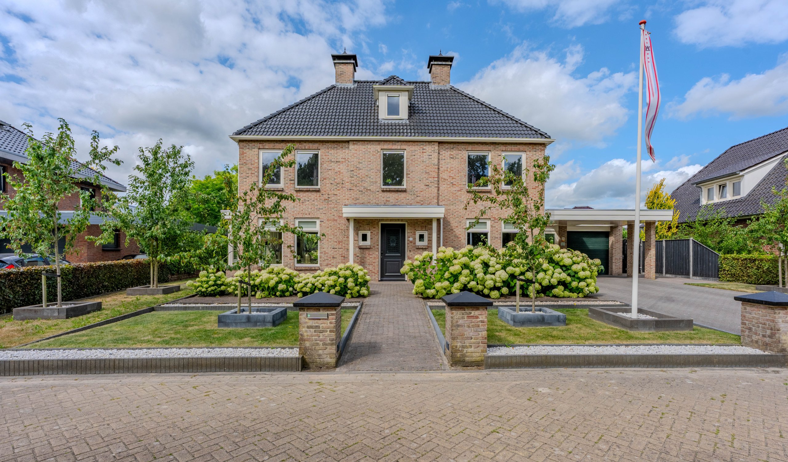 Zelfde woning sfeervol gefotografeerd in de avond met warme verlichting