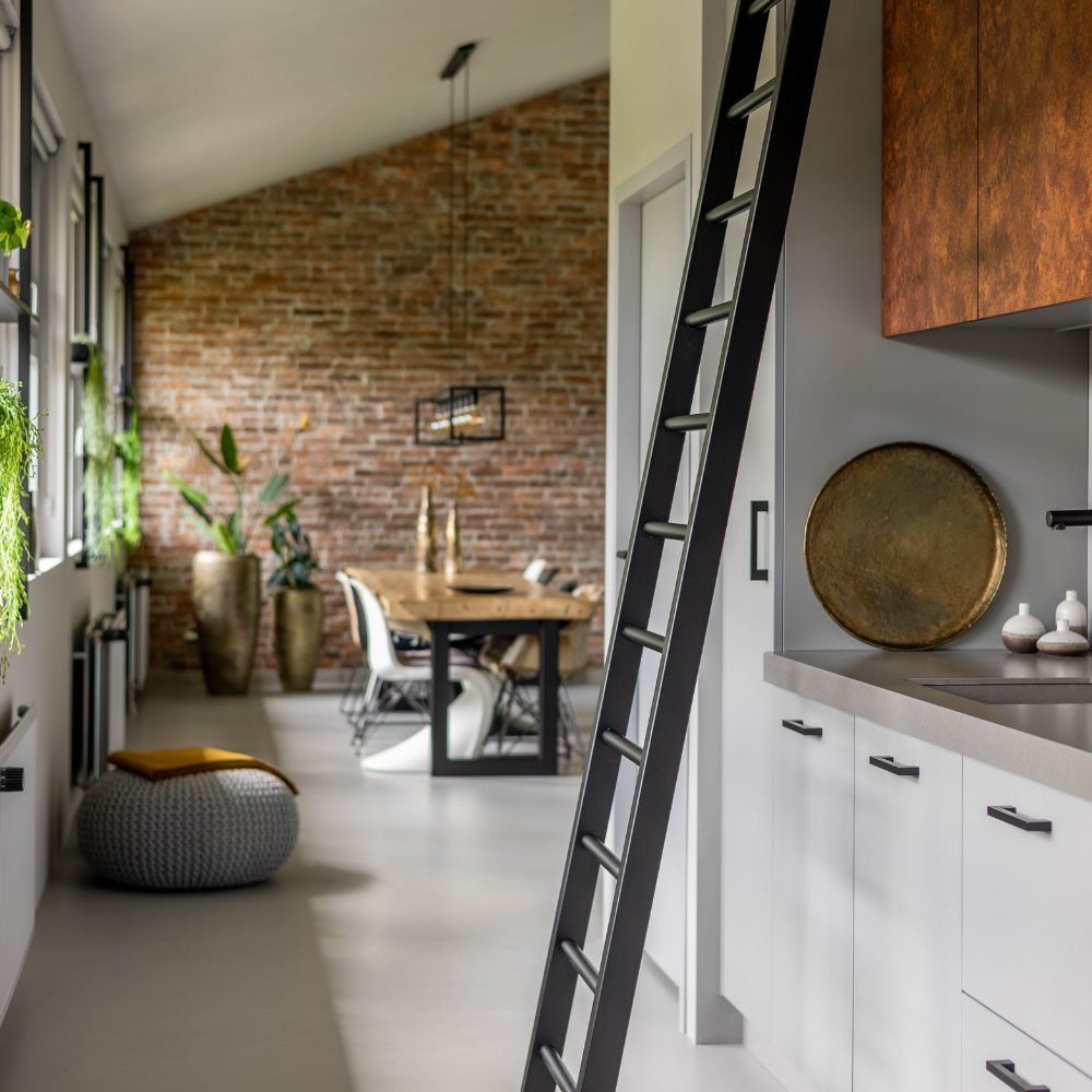 Professioneel gefotografeerd interieur met keuken en woonruimte