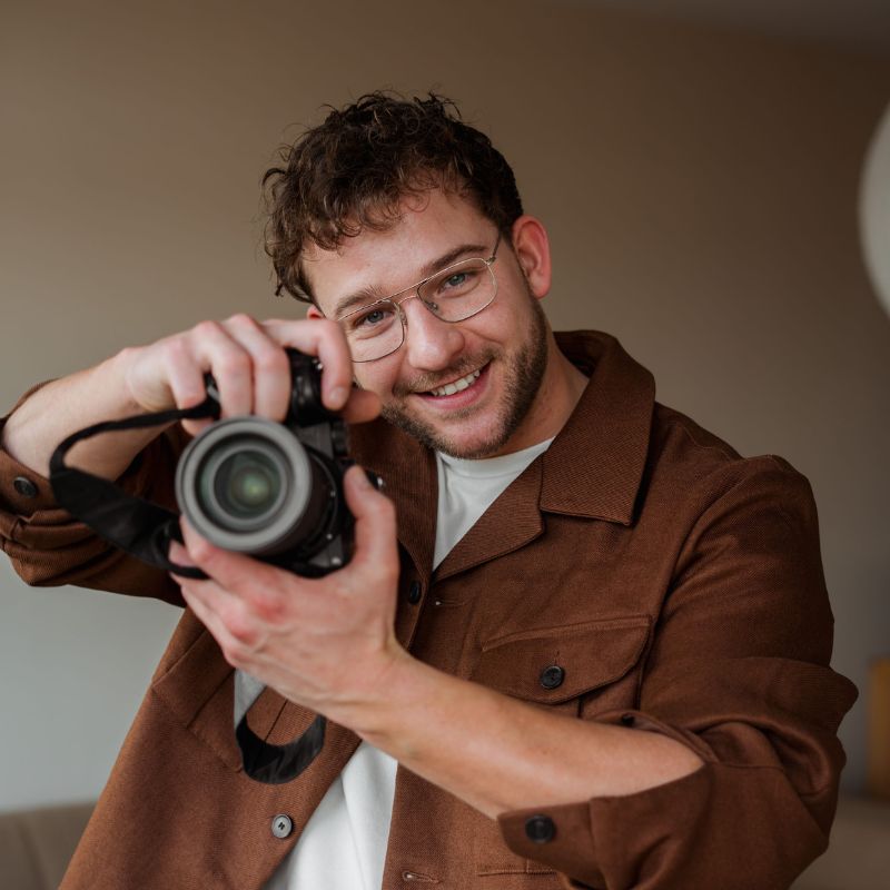 Elias Koster met camera